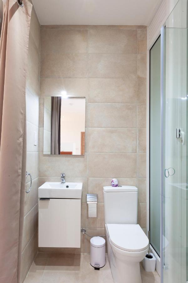 Fl56 - New 3Storey House - Private Entrance & Roof Флоріана Екстер'єр фото